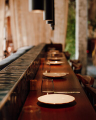 Mesa de madera y platos en restaurante 