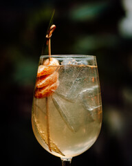 Coctel en copa elaborado por un mixologo/bartender