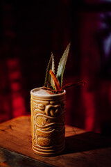 Coctel elaborado por un mixologo/bartender