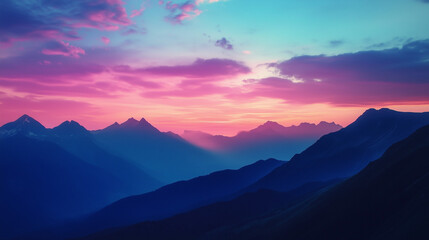 Fototapeta premium Zachód słońca w górach to spektakularny widok, który zapiera dech w piersiach. Słońce, zachodząc za szczytami, maluje niebo w intensywnych kolorach.