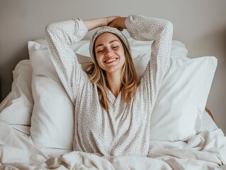 Mulher desperta de manhã radiante e cheia de energia, celebrando os benefícios de uma noite de sono reparador. O sorriso contagiante reflete a importância do descanso para o bem-estar