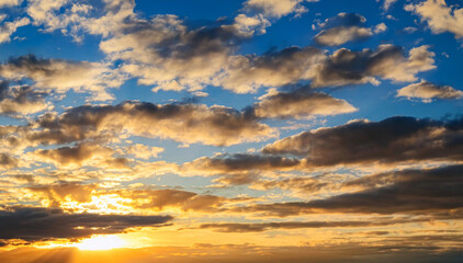 Zach&oacute;d słońca. Dramatyczne chmury