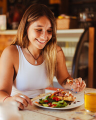 Mujer feliz comiendo un desayuno saludable