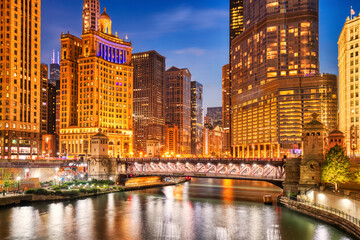 Obraz premium Chicago Downtown Cityscape with Chicago River at Dusk