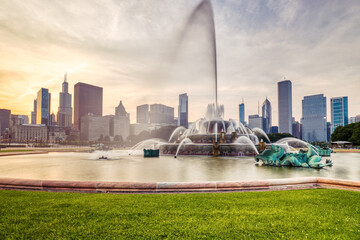 Fototapeta premium Chicago Skyline over the Buckingham Fountain in Grant Park at Sunset