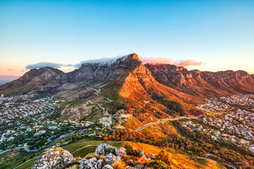 Obraz premium Cape Town Sunset over Camps Bay Beach with Table Mountain and Twelve Apostles in the Background