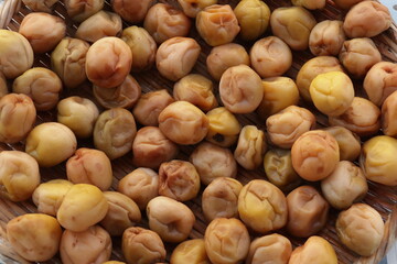 天日干ししている梅