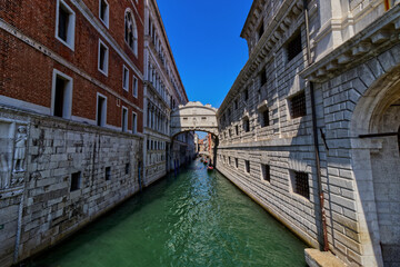 Obraz premium Boats come under the bridge of sighs, Venice, Italy