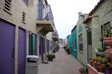 Fototapeta premium Narrow street with colorful houses in foggy weather in Capitola California