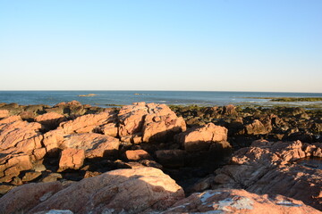 Vista desde arriba de las rocas en la playa Piedras Coloradas en Las Grutas, Argentina