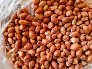Peeled peanuts are a food used to enhance the taste of food