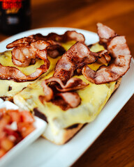 Exquisitos molletes mexicanos con queso y tocino
