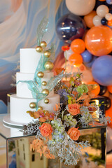 table setting, table, party decoration, birthday party, flower decoration, decoration with natural flowers, party room, mirrored counter, birthday cake
