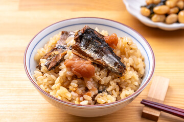 秋刀魚と梅干しの炊き込みご飯