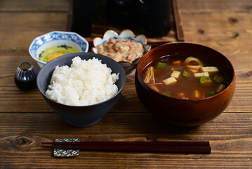 納豆たまごかけご飯とみそ汁など