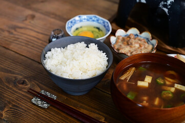 納豆たまごかけご飯とみそ汁など