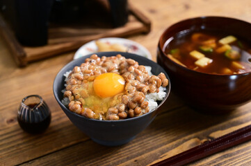 納豆たまごかけご飯とみそ汁など