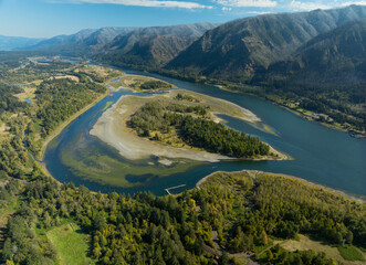 Obraz premium A river with a bend in it and a forest on the other side