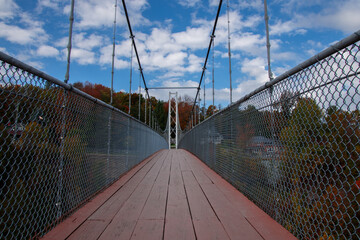 Obraz premium Bridge over a small river in the fall in the Canadian countryside