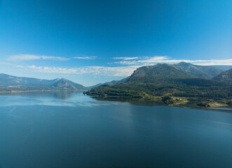 Fototapeta premium A beautiful blue lake with mountains in the background