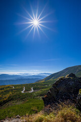 秋の乗鞍岳位ヶ原を走る乗鞍エコーライン