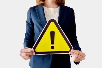 注意マークを持つビジネスウーマン