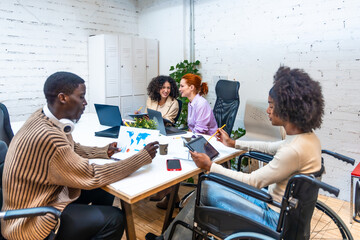 Obraz premium Disabled woman and colleagues working in modern coworking