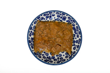 Kocia mokra karma w galaretce na talerzyku, izolowana na białym tle