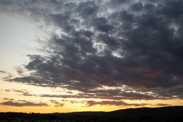 Obraz premium A moody sky at sunset in the hills 