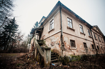 Obraz premium Abandoned Elegance: The Decaying Facade of a Once Grand Structure