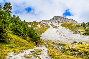 Ofenpass, Piz Stabelchod, Piz Nair, Val da Stabelchod, Piz dal Botsch, Wanderweg, Wanderer, Alpen, Nationalpark, Naturschutz, Zernez, Herbst, Herbstfarben, Steinschlag, Graubünden, Schweiz