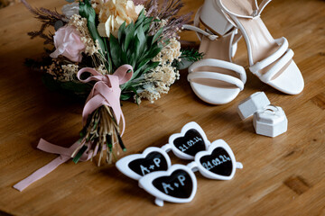 boda, traje, accesorios, reloj, botones, familia, recuerdos, chaleco, chaqueta, zapatos, ramillete, prendido, corbata, gemelos, novio, novia, marido, mujer, ramo, collar, pendientes, gafas, tacones, p