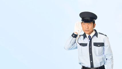 聞き耳を立てる男性警備員