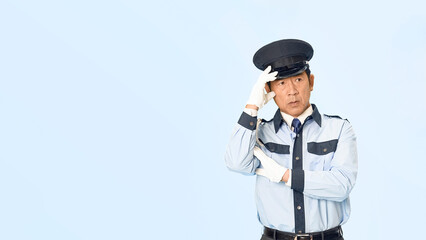 悩む男性警備員
