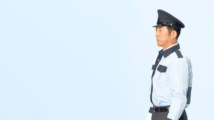横向きに立つ男性警備員