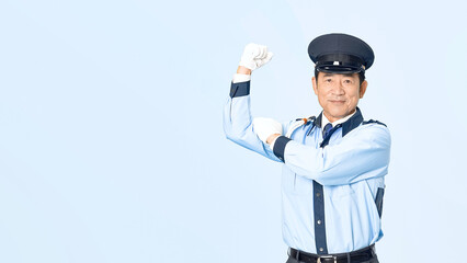 力こぶを見せる男性警備員