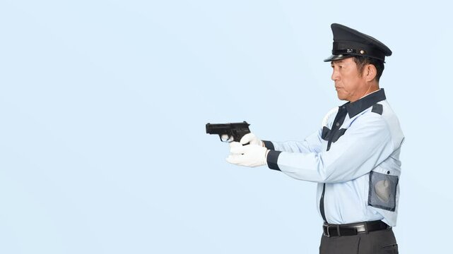 ピストルを構える男性警察官