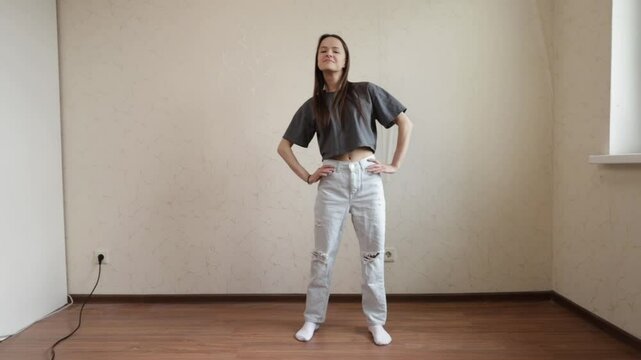 Teenager learning to dance, young woman doing exercises, teen practicing dance techniques, instructor-led online session, home environment.
