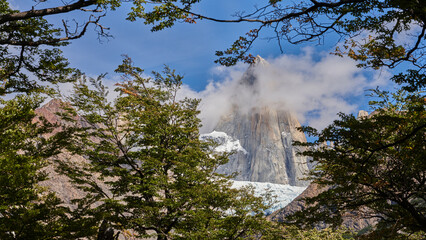 Obraz premium Glaciar Piedras Blancas, located in Los Glaciares National Park, Patagonia, Argentina with its jagged peaks, glaciers, and lush green forests, creating a striking contrast under a clear blue sky.