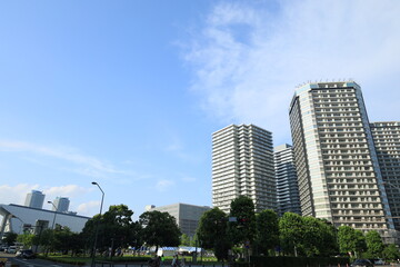横浜みなとみらいにある高いビジネスビルや施設のある都市風景