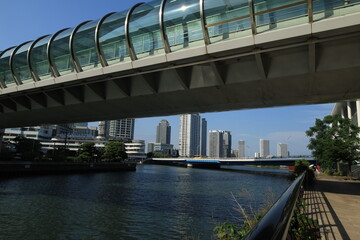 横浜駅東口みなとみらに繋がる橋「はまみらいウォーク」の風景