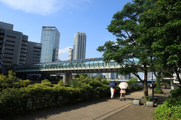 横浜駅東口みなとみらに繋がる橋「はまみらいウォーク」の風景