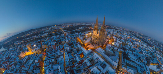 Weihnachtliche Stimmung über der Regensburger Altstadt an einem winterlichen Abend