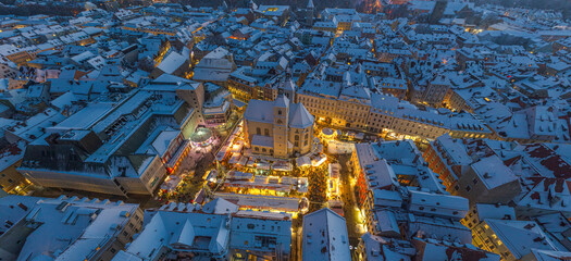 Romantisches Regensburg in der Abenddämmerung an einem kalten Dezembertag mit viel Schnee
