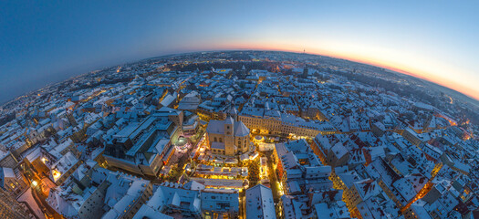 Weihnachtliche Stimmung über der Regensburger Altstadt an einem winterlichen Abend