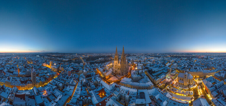 Romantisches Regensburg in der Abendd&auml;mmerung an einem kalten Dezembertag mit viel Schnee