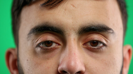 Obraz premium Man's eyes, close-up, on a green background