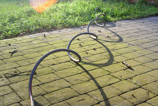 Manguera sobre el seulo con forma rizada 