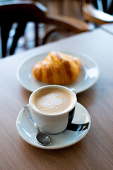 Desayuno café con leche y croissant y pastas