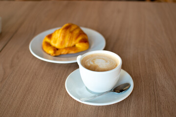 Desayuno café con leche y croissant y pastas